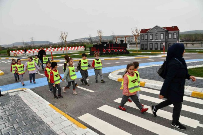 Çocuklara uygulamalı trafik eğitimi verildi