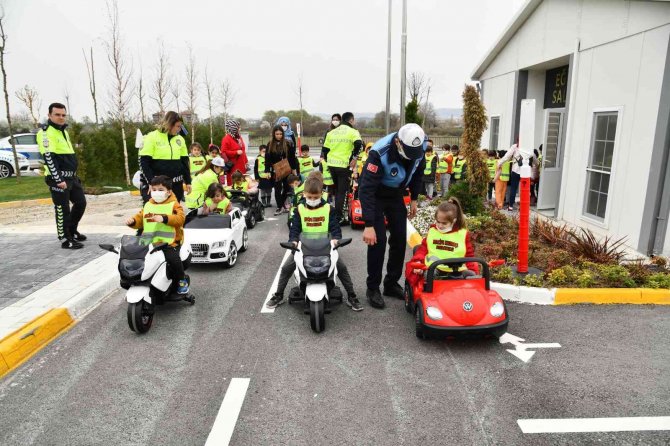 Çocuklara uygulamalı trafik eğitimi verildi