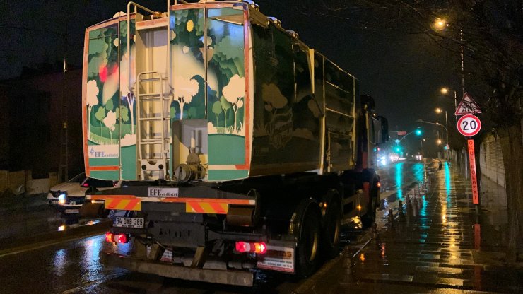 Çöp kamyonuna çarpan motosikletin sürücüsü hayatını kaybetti 