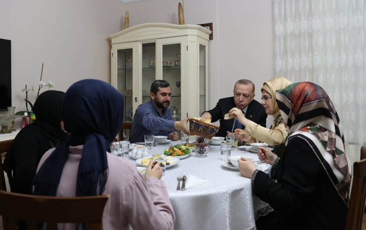 Cumhurbaşkanı Erdoğan Ümraniye'de bir ailenin iftarına konuk oldu