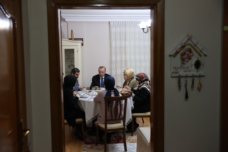 Cumhurbaşkanı Erdoğan Ümraniye'de bir ailenin iftarına konuk oldu
