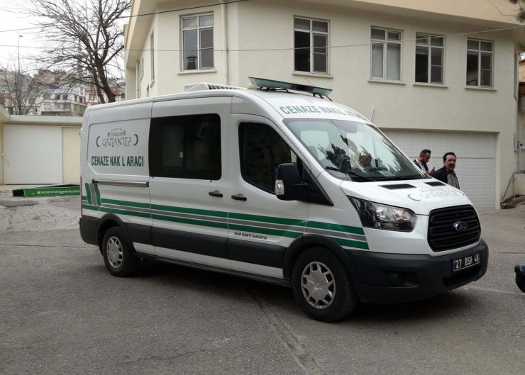 Devrilen kamyonetin sürücüsü öldü