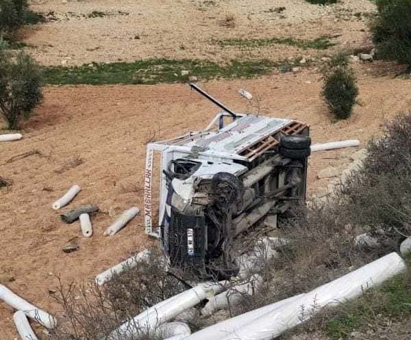 Devrilen kamyonetin sürücüsü öldü