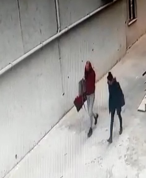 El ele tutuşup girdikleri binadan hırsızlık yaptılar