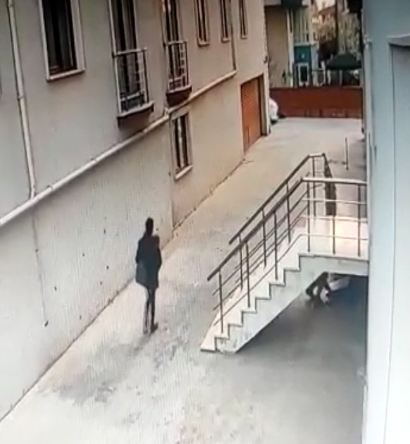 El ele tutuşup girdikleri binadan hırsızlık yaptılar