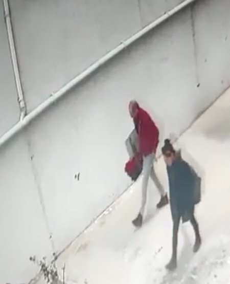 El ele tutuşup girdikleri binadan hırsızlık yaptılar