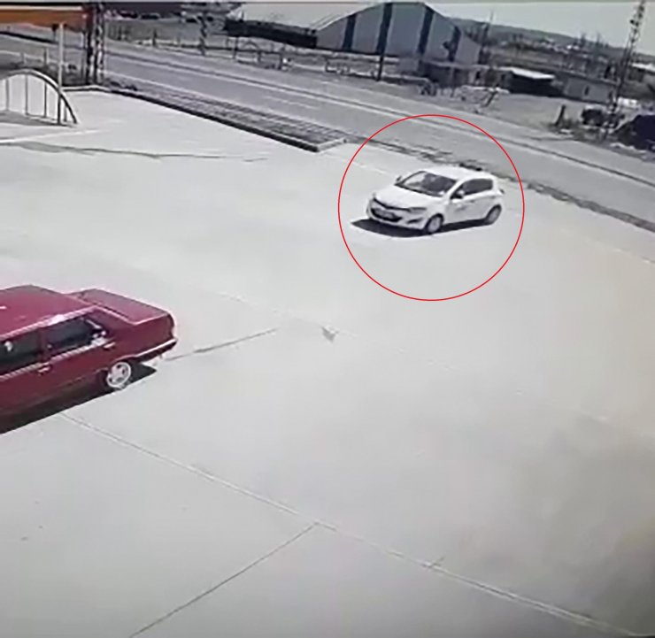 El freni çekilmeyen otomobil, kara yoluna girdi; o anlar kamerada