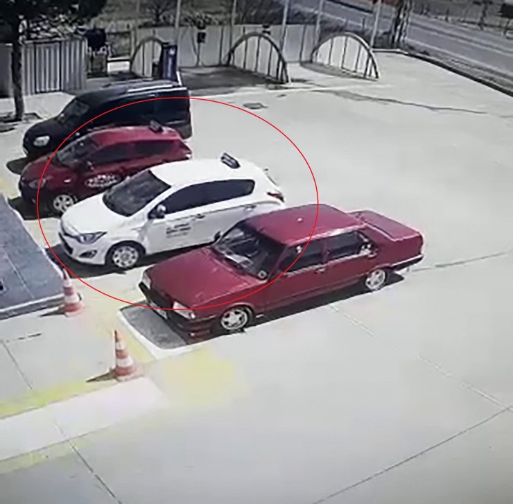 El freni çekilmeyen otomobil, kara yoluna girdi; o anlar kamerada