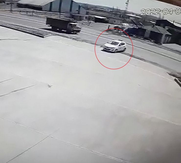 El freni çekilmeyen otomobil, kara yoluna girdi; o anlar kamerada