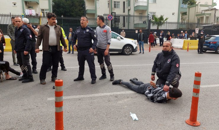 Eşine tekerlekli sandalyede sakladığı tabancayla kurşun yağdırdı