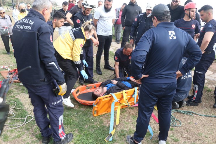 Falezlerden düşen genci itfaiye kurtardı