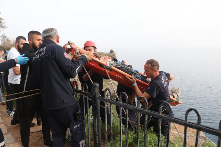 Falezlerden düşen genci itfaiye kurtardı