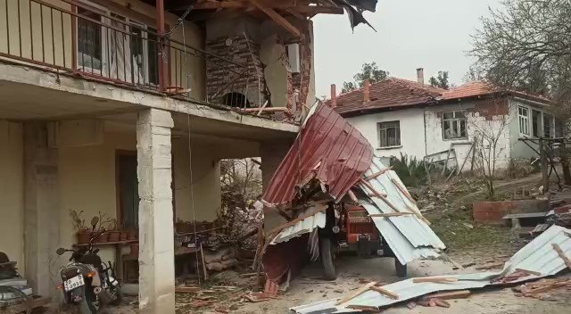 Fırtınanın uçurduğu çatı ortalığı savaş alanına çevirdi