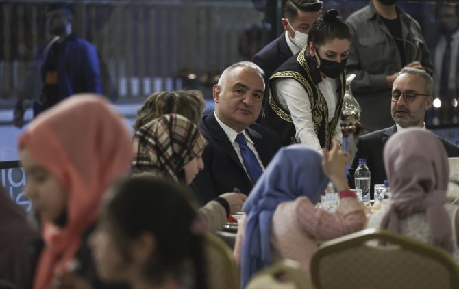 Kültür ve Turizm Bakanı Ersoy, yetim Türkmen çocuklarla iftar yaptı