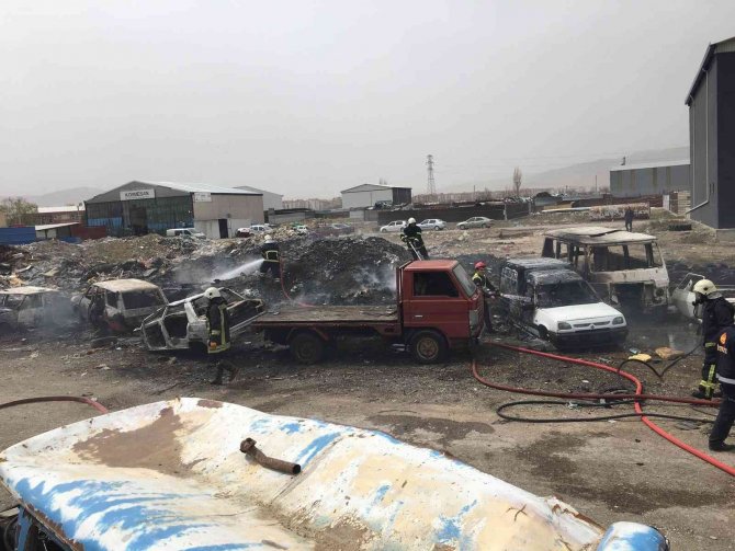 Hurda otomobiller alev alev yandı