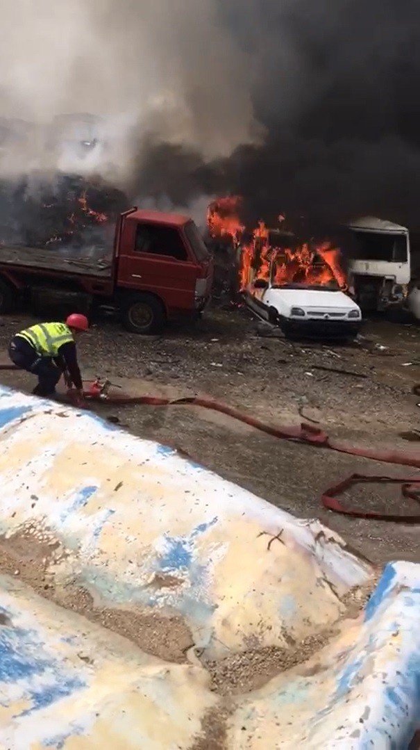 Hurda otomobiller alev alev yandı