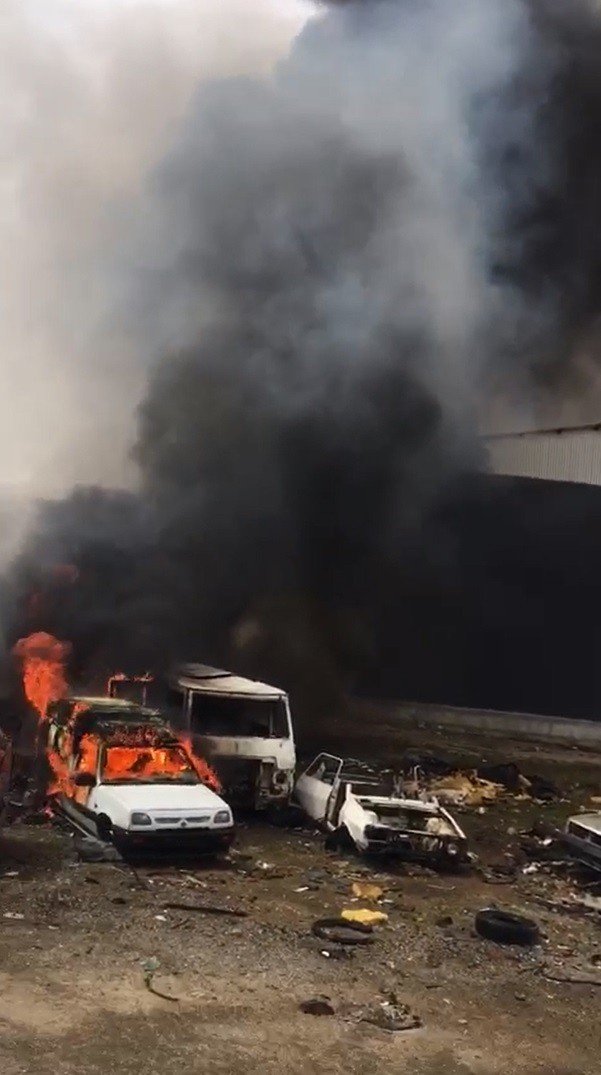 Hurda otomobiller alev alev yandı