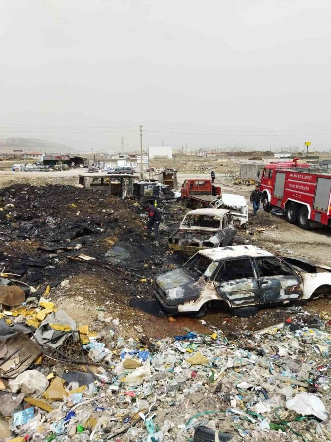 Hurda otomobiller alev alev yandı