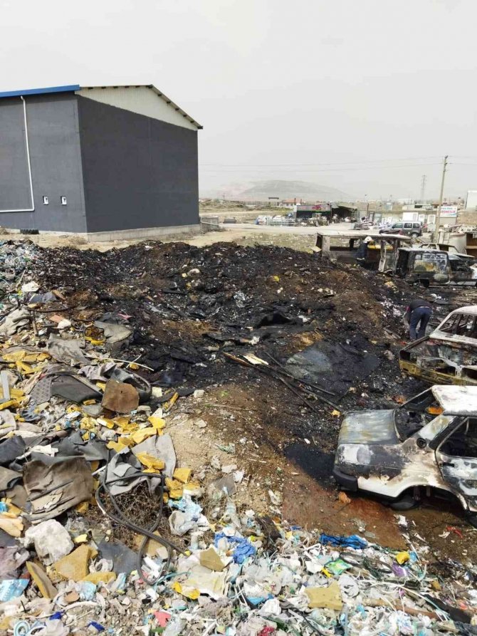 Hurda otomobiller alev alev yandı