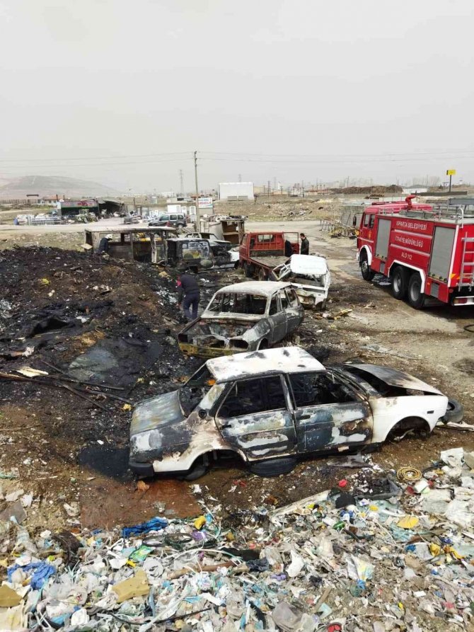 Hurda otomobiller alev alev yandı