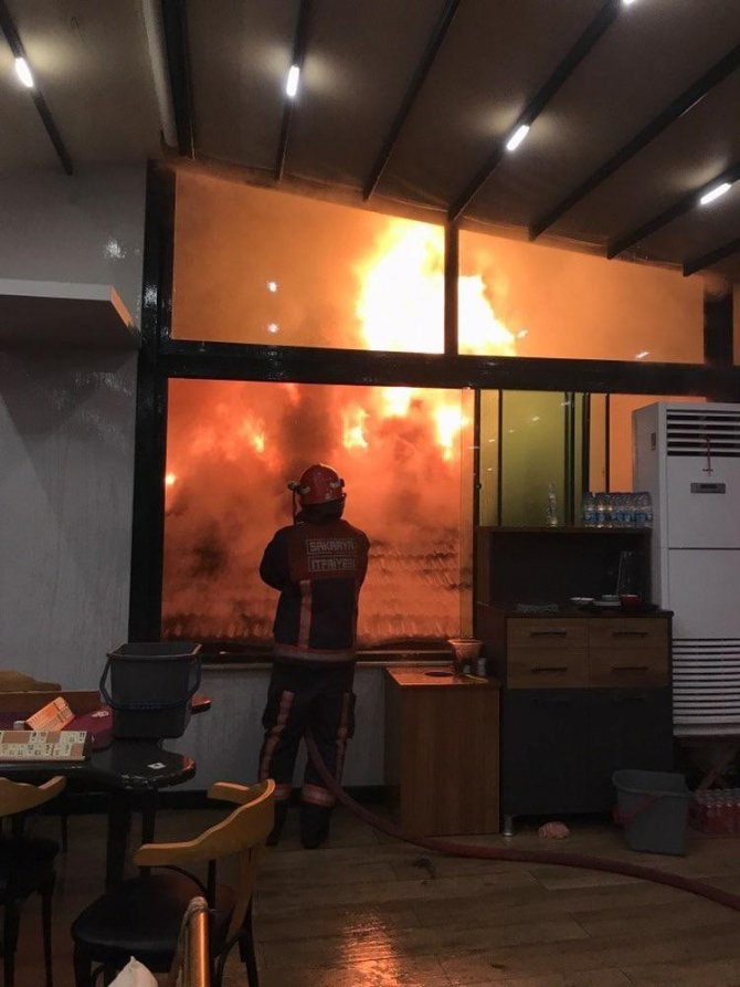 İki katlı ev alev alev yandı