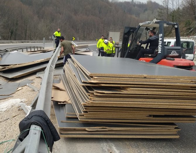 Kara yolunda tırdan saçılan sunta levhalar trafiği aksattı