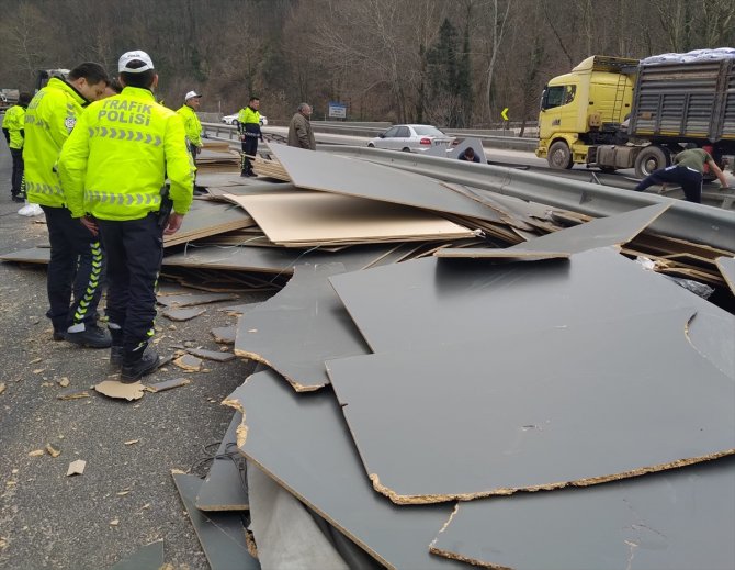 Kara yolunda tırdan saçılan sunta levhalar trafiği aksattı