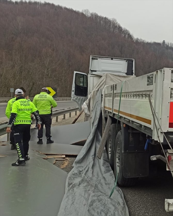 Kara yolunda tırdan saçılan sunta levhalar trafiği aksattı