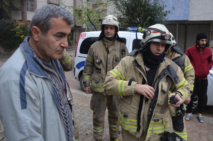 İnşaat yanındaki binanın merdivenleri çöktü