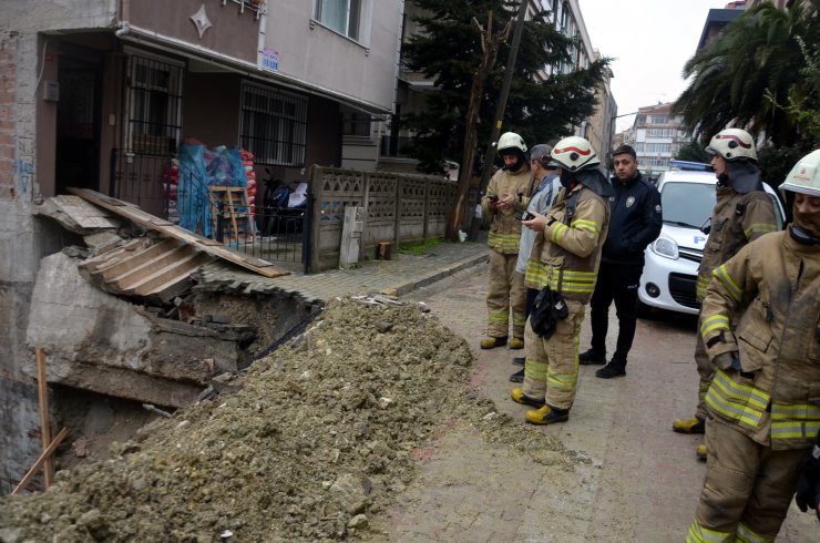 İnşaat yanındaki binanın merdivenleri çöktü
