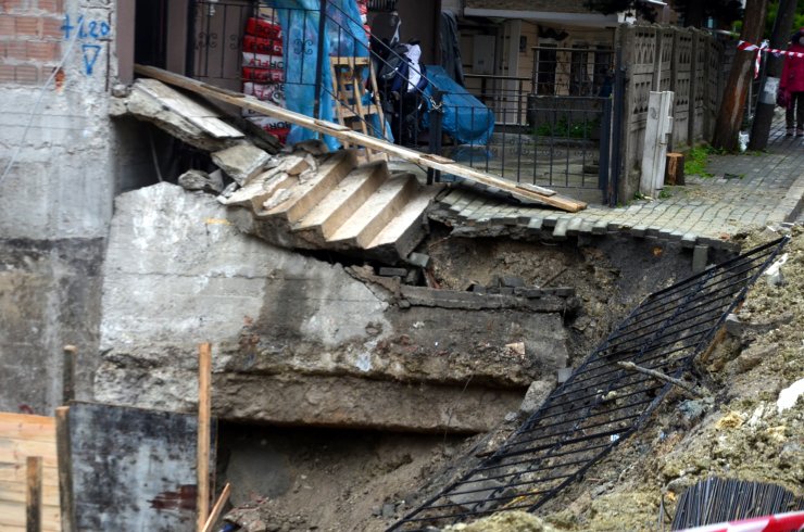 İnşaat yanındaki binanın merdivenleri çöktü