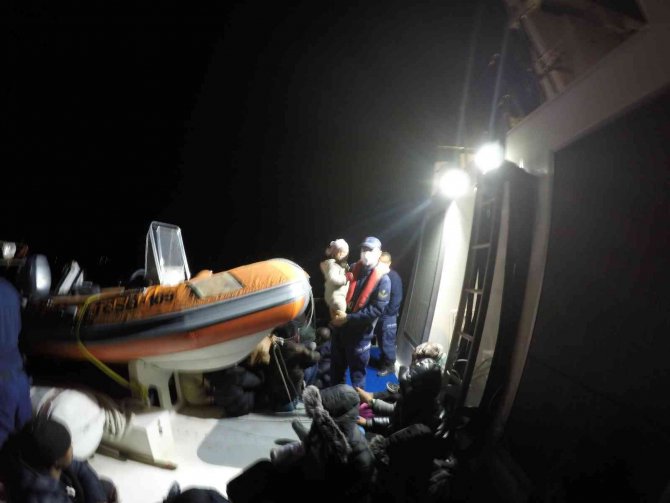 İzmir açıklarında 87 düzensiz göçmen yakalandı