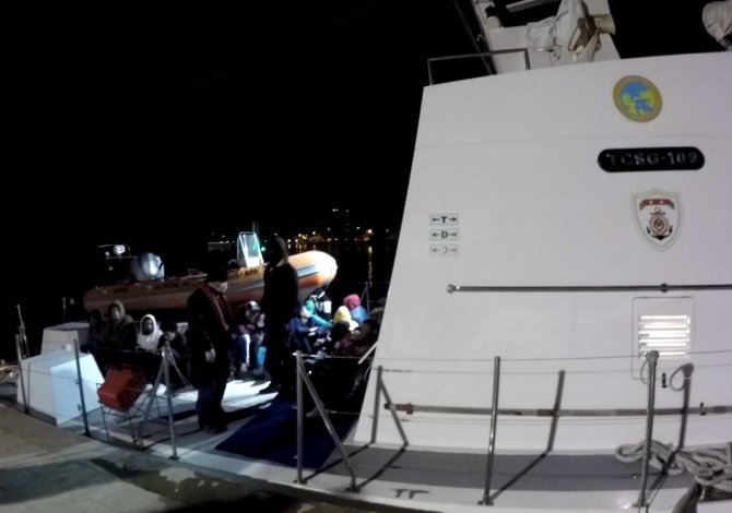 İzmir açıklarında 87 düzensiz göçmen yakalandı