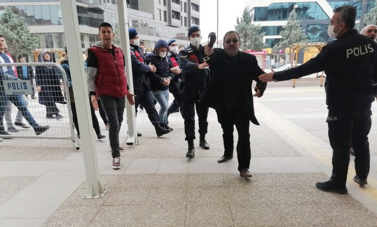 Kayınpederi ve kayınvalidesini vuran damat adliyeye sevk edildi, yakınları gazetecilere saldırdı