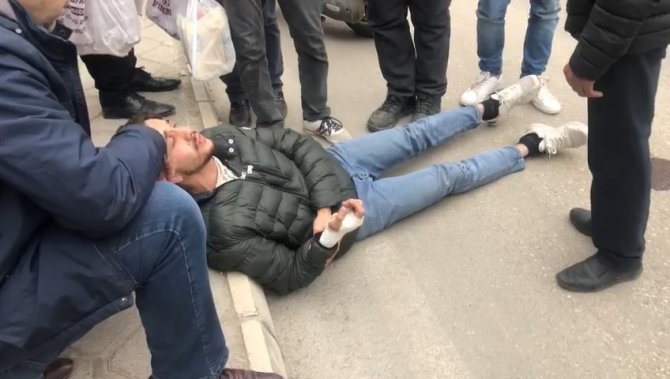 Kaza yapan motosiklet sürücüsü hüngür hüngür ağladı