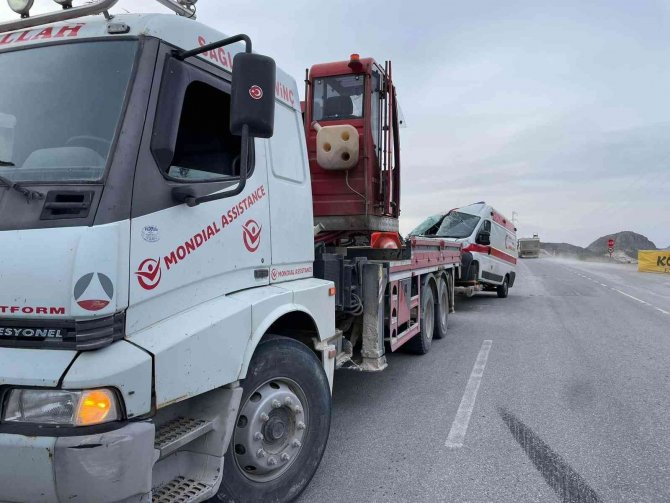 Kontrolden çıkıp devrilen ambulansta 2 kişi yaralandı