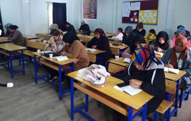 Okumanın yaşı yok! Veliler çocuk ve torunları ile aynı sıralarda kitap okuyor