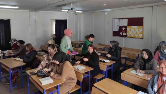 Okumanın yaşı yok! Veliler çocuk ve torunları ile aynı sıralarda kitap okuyor