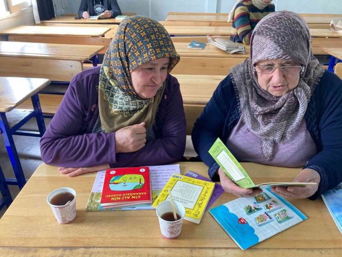 Okumanın yaşı yok! Veliler çocuk ve torunları ile aynı sıralarda kitap okuyor