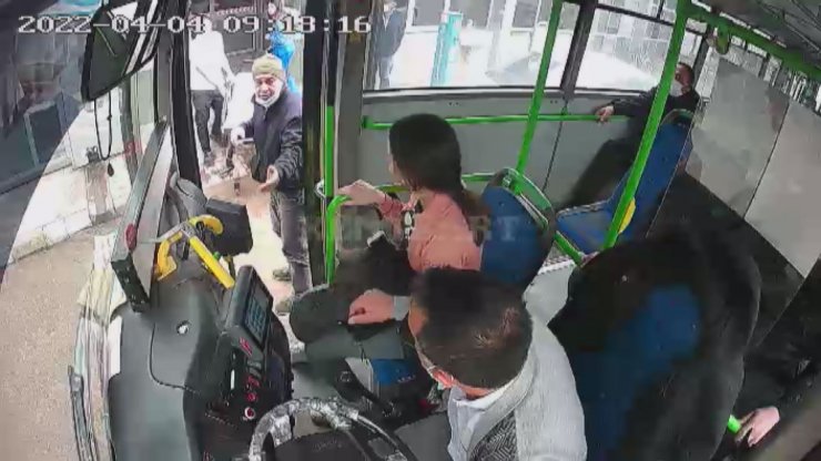 Otobüs şoförü, fenalaşan yolcuyu hastaneye yetiştirdi