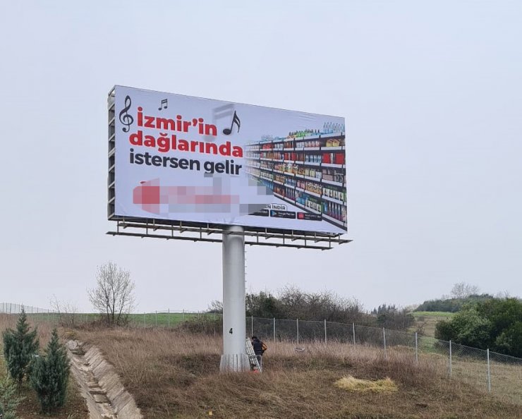 Tabelanın direğine sıkışan leylek, kurtarıldı