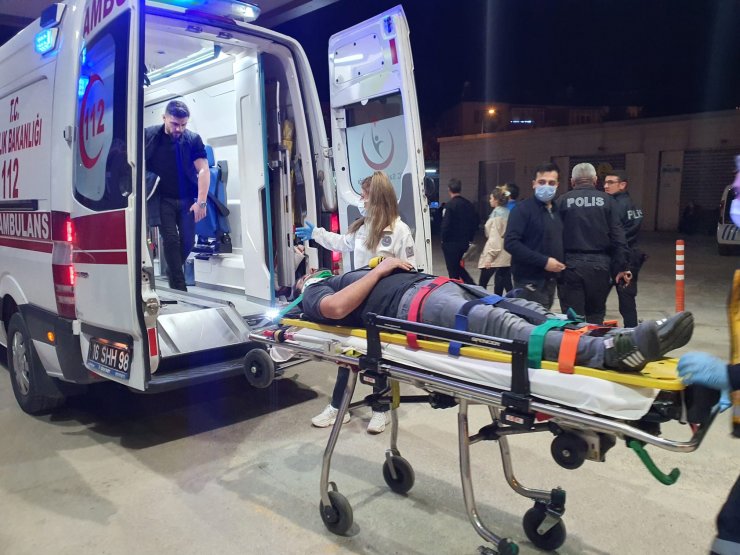 TIR, kırmızı ışıkta bekleyen 2 otomobile çarptı; 3 yaralı