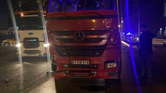 TIR, otomobilleri biçti: 3 yaralı