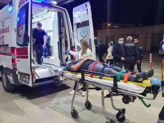 TIR, otomobilleri biçti: 3 yaralı