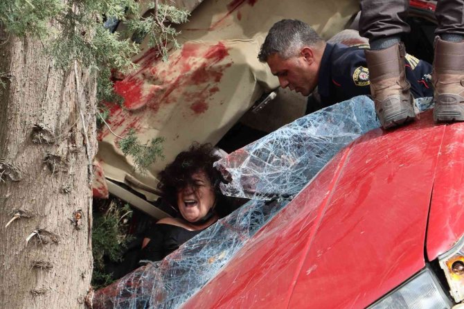 Virajı alamayan araç şarampolu uçtu