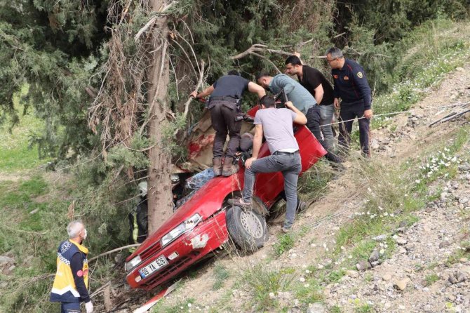 Virajı alamayan araç şarampolu uçtu