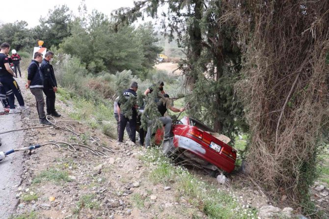 Virajı alamayan araç şarampolu uçtu