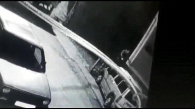 Araçların üzerine çıkarak evlere giriyordu; 12 cep telefonu çaldı