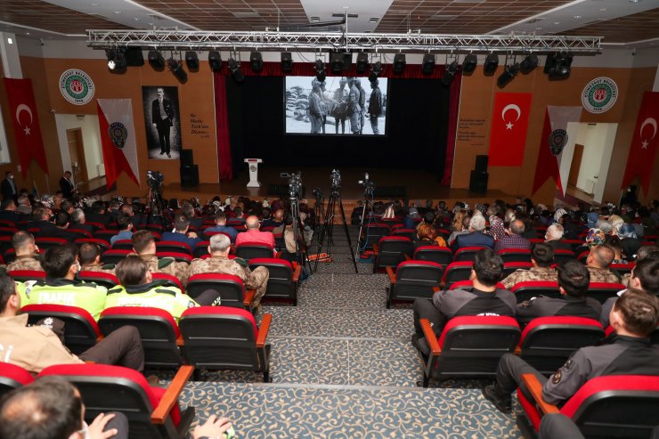 Bakan Soylu, polisler ve şehit polis yakınlarıyla belgesel izledi