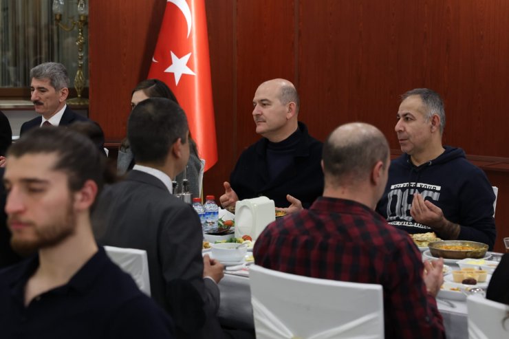 Bakan Soylu, polislerle sahur yaptı